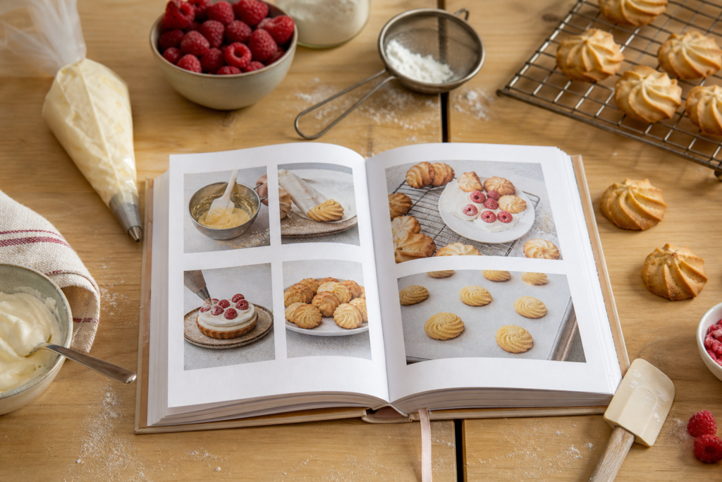 Carnet de recettes et ustensiles pour apprendre la pâtisserie maison