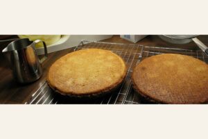 Gâteaux maison posés sur une grille pour préserver le moelleux