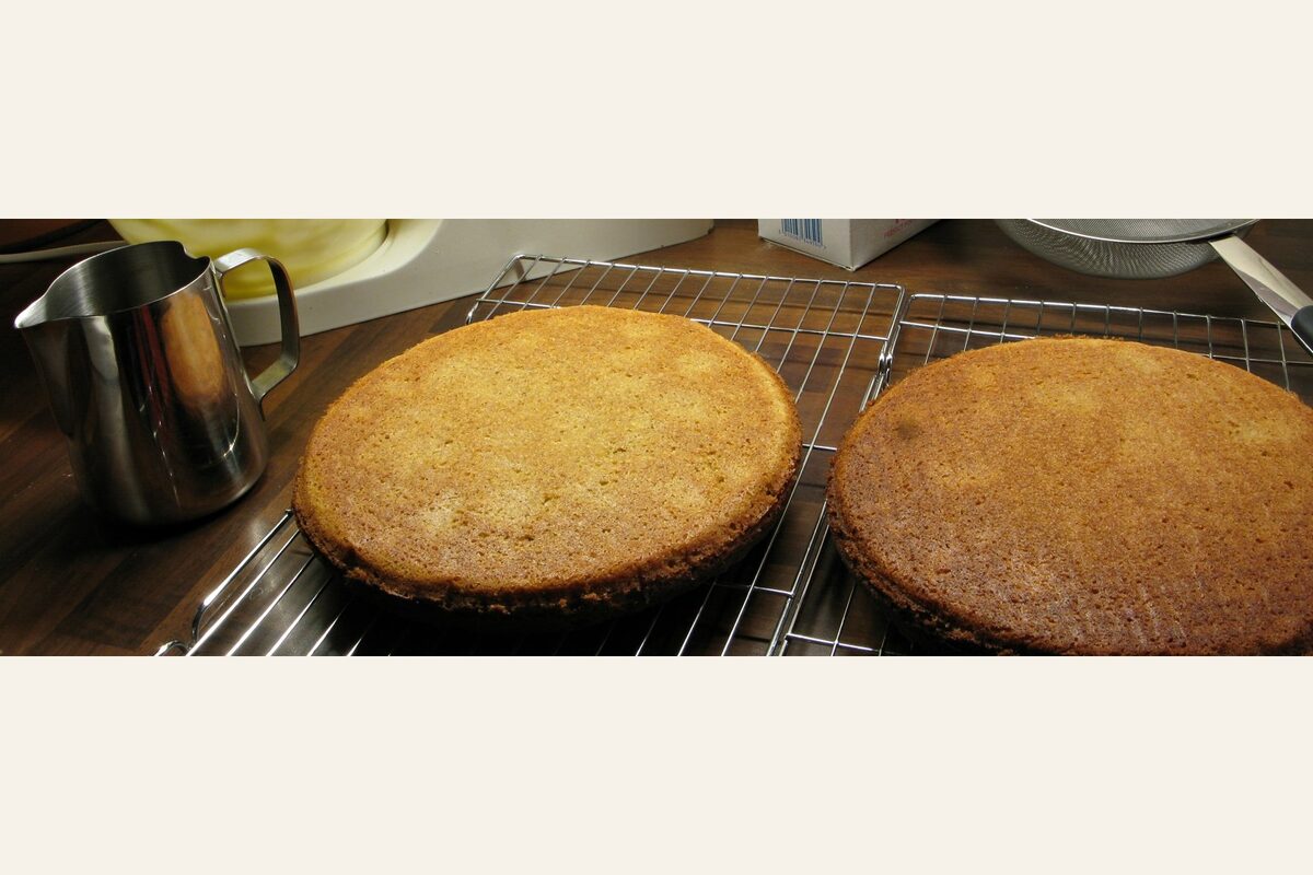 Gâteaux maison posés sur une grille pour préserver le moelleux