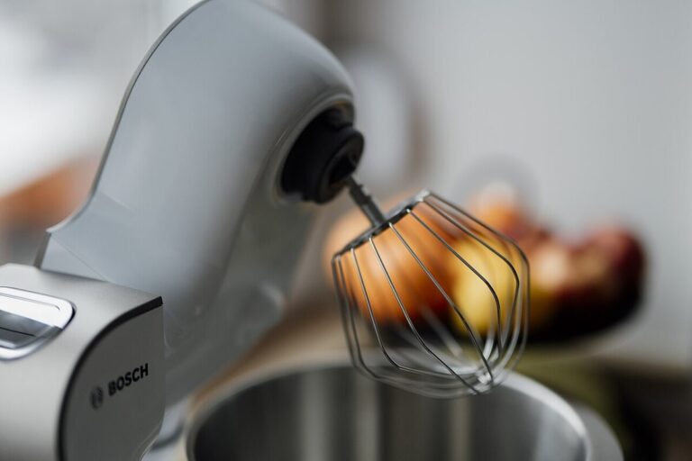 Deux moules à gâteau de tailles différentes avec un carnet de calcul pour adapter une recette