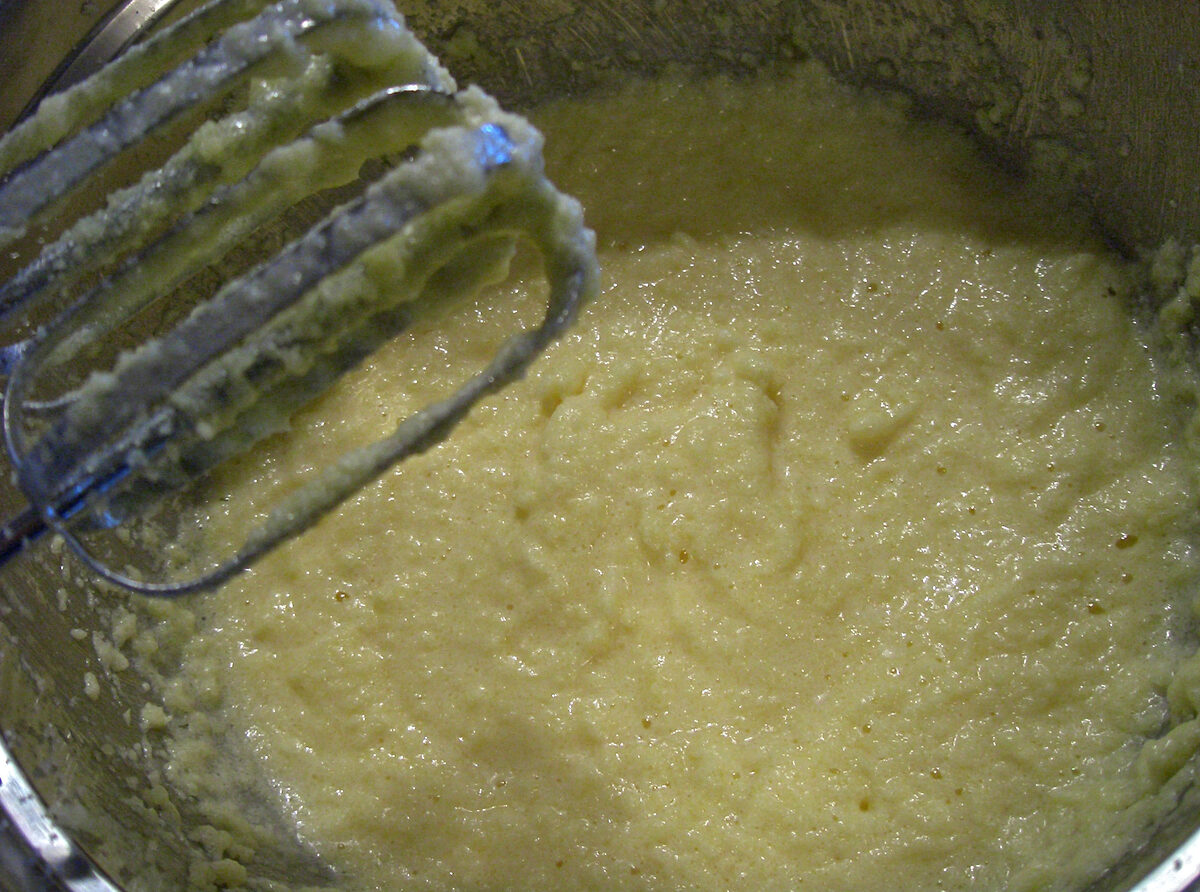 Pâte à gâteau dans un saladier pour comparer le rôle des œufs